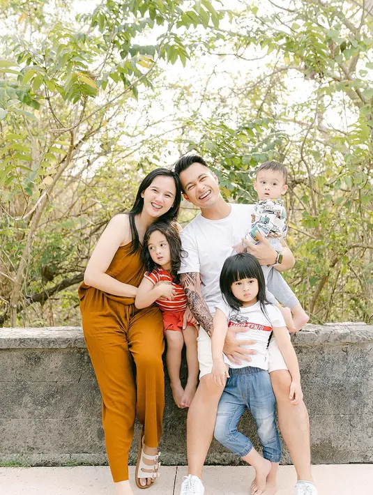 Tidak hanya berdua, pasangan yang menikah pada 2018 silam itu juga membawa ketiga buah hatinya. Momen keluarga harmonis dan  bahagia begitu terpancar dari pasangan ini. [dok. Instagram/ma_coritha]