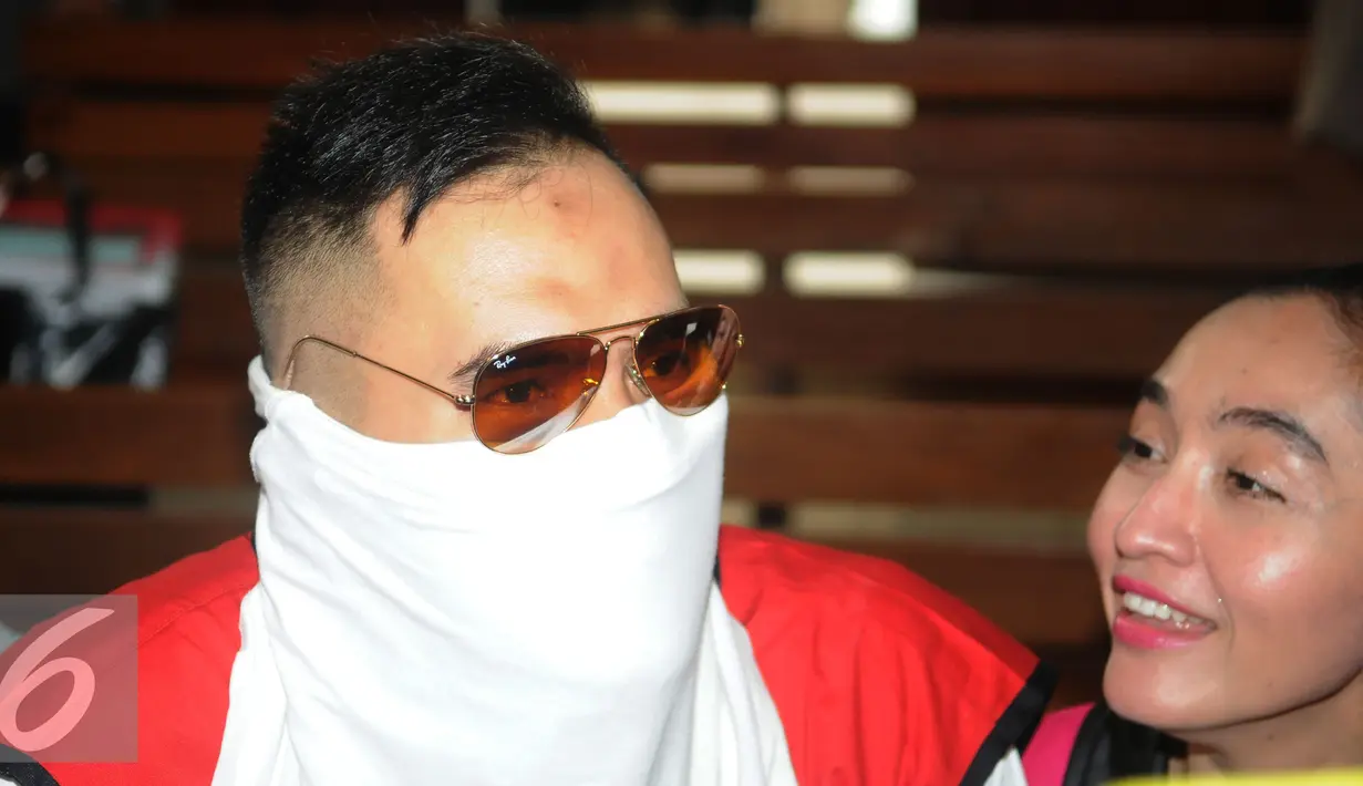 Penyanyi dangdut, Saipul Jamil berbincang dengan Indah Sari di Pengadilan Negeri Jakarta Utara, Senin (23/5). Sebanyak 14 saksi dihadirkan pada sidang lanjutan kasus pelecehan seksual yang dilakukan Saipul Jamil kepada DS. (Liputan6.com/Herman Zakharia)