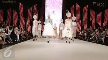 Model membuka peragaan busana rancangan Denny Wirawan dalam acara Senayan City Fashion Nation ke-11, Jakarta, Jumat (7/4). (Liputan6.com/Herman Zakharia)