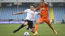 Pemain Juventus, Federico Chiesa, berusaha melewati pemain Spezia, Salvador Ferrer, pada laga Liga Italia di Stadion Dino Manuzzi, Minggu (1/11/2020). Juventus menang dengan skor 4-1. (Massimo Paolone/LaPresse via AP)