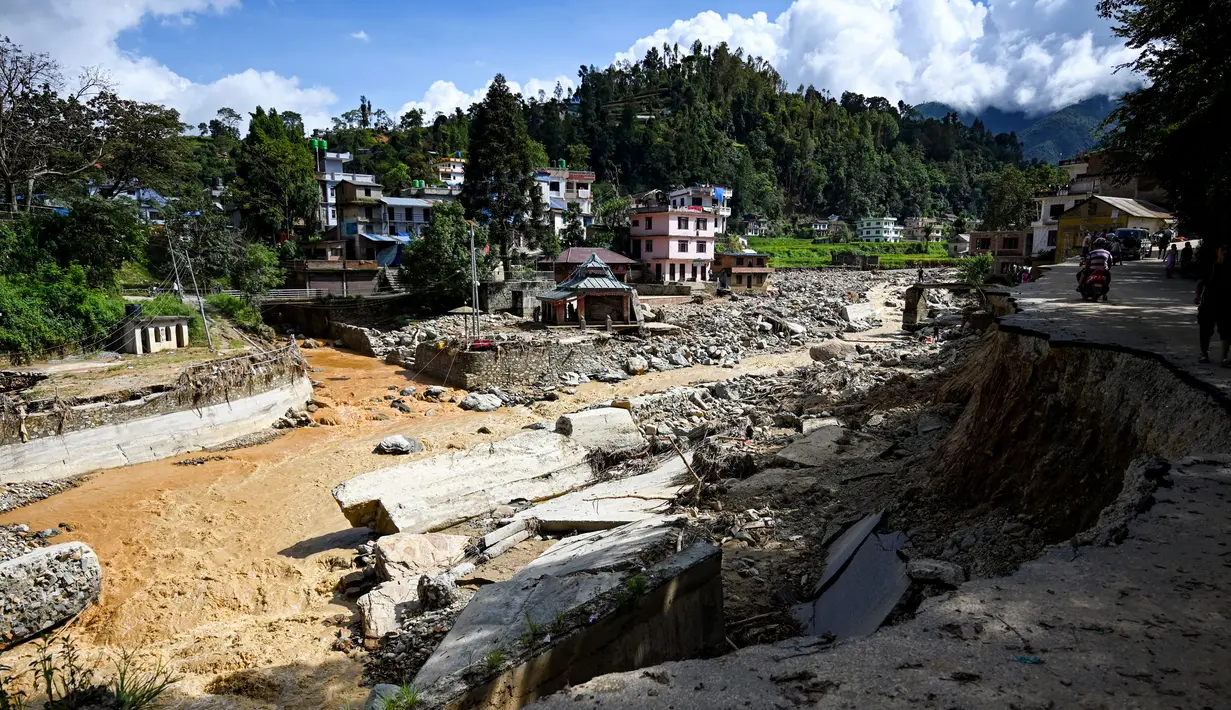 Menurut Kementerian Dalam Negeri Nepal, lebih dari 4.000 lainnya berhasil diselamatkan. (Prakash MATHEMA/AFP)