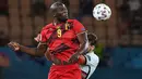 Penyerang timnas Belgia, Romelu Lukaku menyundul bola pada babak 16 besar Euro 2020 menghadapi Portugal di Estadio La Cartuja, Sevilla, Spanyol, Senin (28/6/2021) dini hari WIB. Belgia mendepak juara bertahan Portugal berkat kemenangan 1-0. (LLUIS GENE / POOL / AFP)