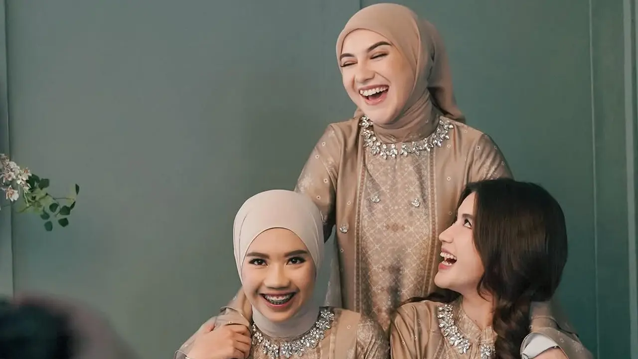 Gaya Kompak Irish Bella dengan Dua Anak Sambungnya, Tampil Cantik Bak Kakak Beradik