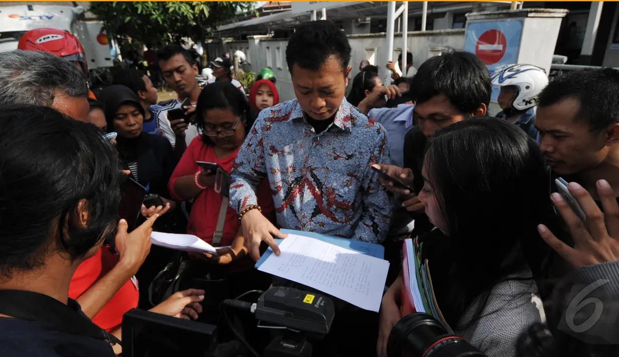 Ade Yuliawan kuasa hukum Zainal Abidin memberikan keterangan kepada wartawan di Dermaga Wijaya Pura, Jawa Tengah, Kamis (5/3/2015). (Liputan6.com/Johan Tallo)