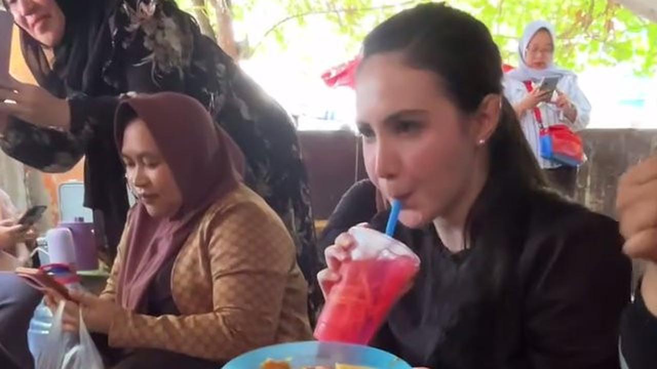 7 Momen Arumi Bachsin Antre Sambil Jongkok saat Beli Rujak Madura Viral di Pasar Kapasan Surabaya