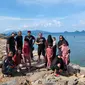 Para wisatawan dari Kota Palembang Sumsel saat menikmati indahnya bentangan alam di tepi Pantai Canti Rajabasa Lampung Selatan (Liputan6.com / Nefri Inge)