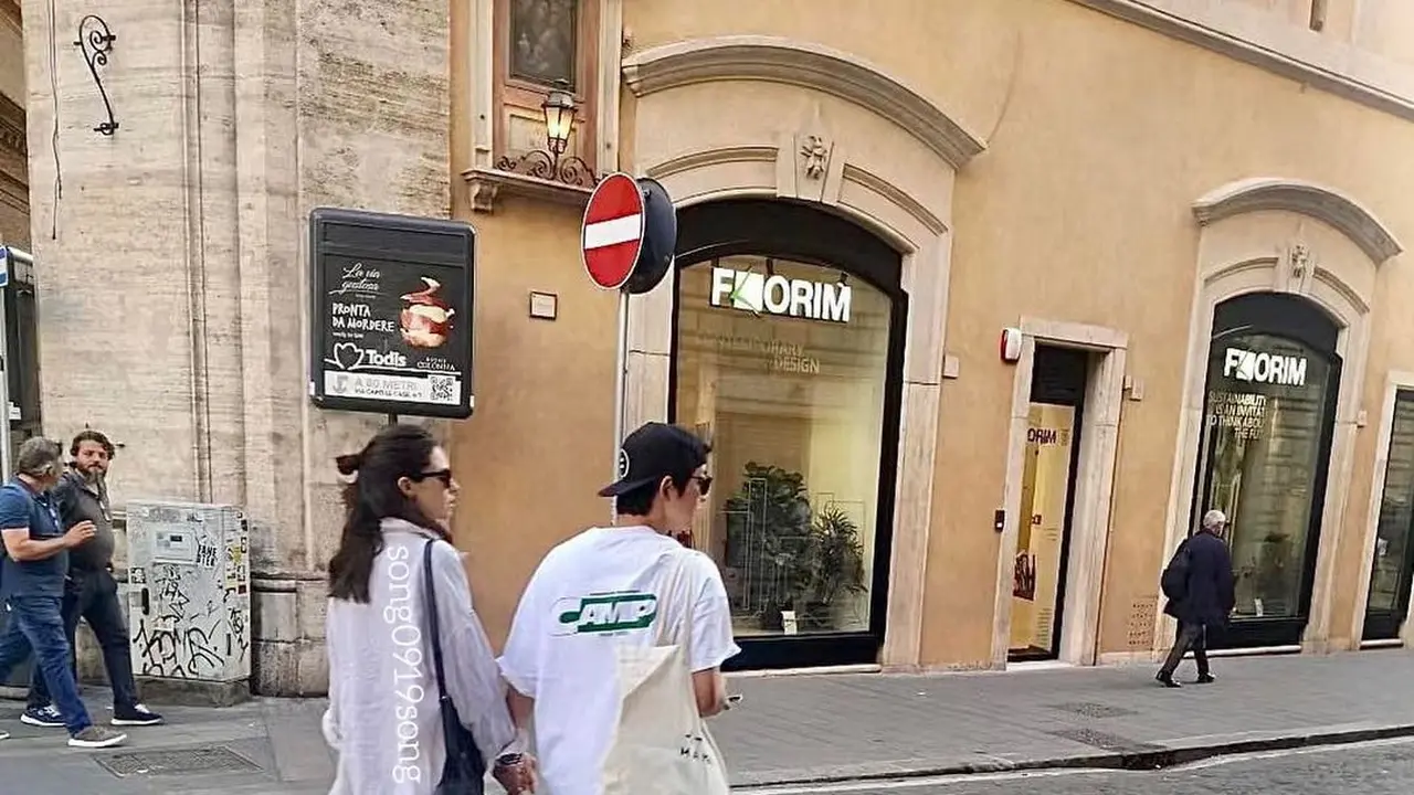 Song Joong Ki Gandeng Mesra Katy Louise Saunders Saat Berkencan di Roma, Calon Ayah Siaga