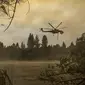 Helikopter Billings 4AJ mengisi ulang air untuk dijatuhkan ke Oak Fire dekat Mariposa, California, Amerika Serikat, 26 Juli 2022. Lebih dari seperempat kobaran api dekat Taman Nasional Yosemite telah berhasil dipadamkan. (DAVID MCNEW/AFP)