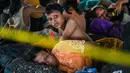 Kedatangan pengungsi Rohingya sejak pertengahan November lalu, kini menuai perdebatan warga. (CHAIDEER MAHYUDDIN/AFP)