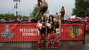 Ice Girls dari Chicago Blackhawks berfoto sebelum beraksi dalam pertandingan National Hockey League (NHL) di Chicago. (Chicago Blackhawks.nhl.com)