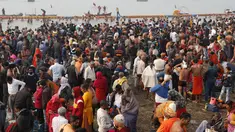 Umat Hindu memadati Sangam, pertemuan tiga sungai-Sungai Gangga, Yamuna dan Saraswati untuk mandi ritual selama festival Makar Sankranti yang jatuh selama pekan raya tradisional tahunan festival Magh Mela, di Prayagraj, India (14/1/2022). (AP Photo/Rajesh Kumar Singh)