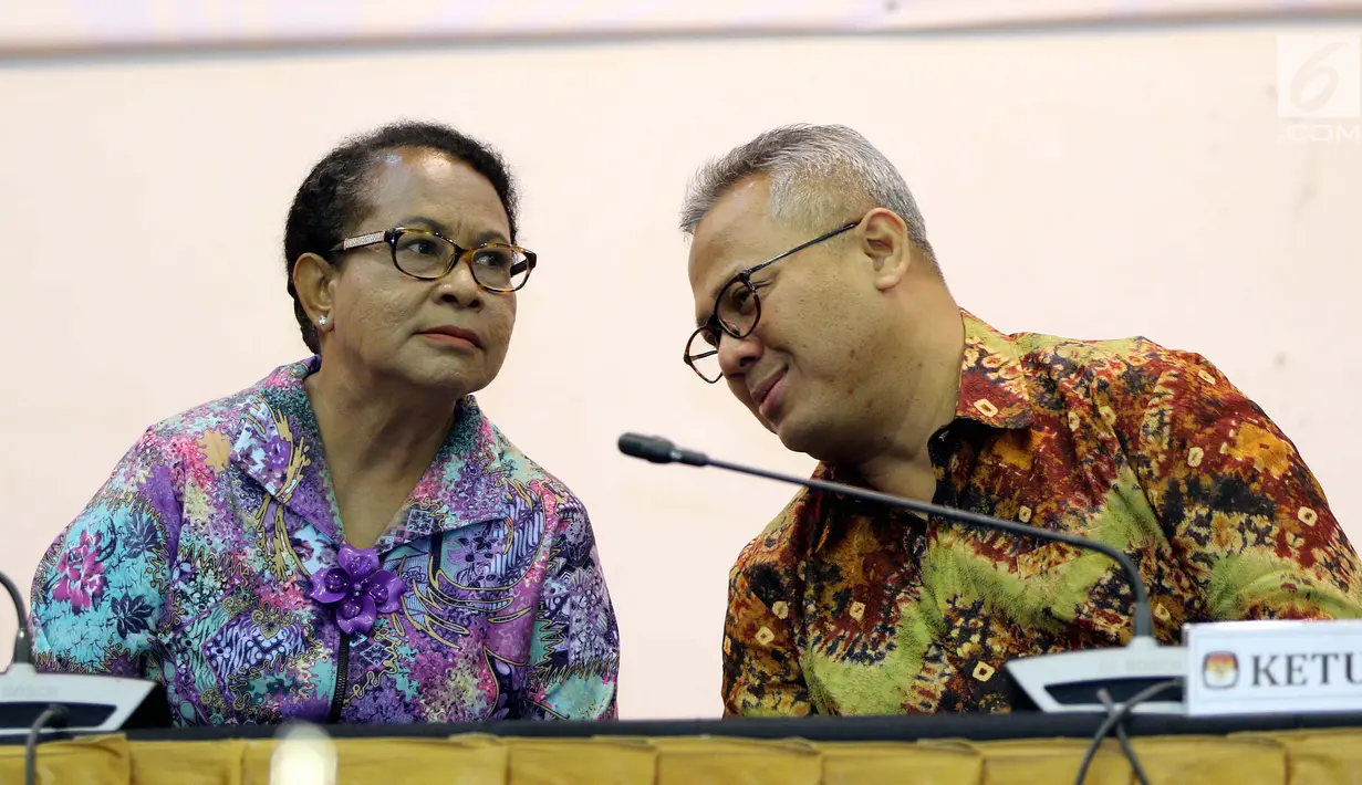 Ketua KPU Arief Budiman (kanan) berbincang dengan Menteri PPPA Yohana Yembise disela acara penandatanganan nota kesepahaman di Gedung KPU, Jakarta, Rabu (30/5). (Liputan6.com/JohanTallo)
