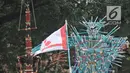 Para peserta pramuka menunjukan keahlianya dalam perayaan HUT ke-57 Pramuka di Lapangan Gajah Mada, Cibubur, Jakarta, Selasa (14/8). Perayaan ke-57 Pramuka kali ini mengangkat tema 'Pramuka Perekat NKRI'. (Liputan6.com/Faizal Fanani)