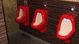 Toilet dengan bentuk bibir wanita super seksi berwarna merah ini mungkin membuat Anda yang ingin buang air kecil akan berpikir dulu. (pinterest.com)