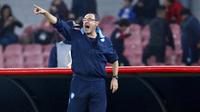 Pelatih Napoli, Maurizio Sarri memberikan instruksi kepada anak asuhnya saat berlaga melawan Midtjylland pada laga Liga Europa di  Stadion San Paolo, Itali, Jumat (6/11/2015) dini hari WIB. (Reuters/Ciro De Luca)