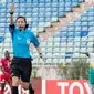 Wasit asal Jepang merupakan ini digadang-gadang sebagai pengadil wanita terbaik di Asia saat ini. Yoshimi Yamashita pernah memimpin laga di Piala Dunia Wanita 2019, Olimpiade 2020 dan Liga Champions Asia. (AFP/Sai Aung Main)