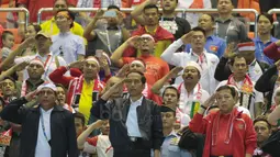 Presiden RI, Joko Widodo saat menyanyikan lagu Indonesia Raya pada laga semifinal AFF Cup 2016 antara Indonesia melawan Vietnam di Stadion Pakansari, Bogor, (03/12/2016). (Bola.com/Nicklas Hanoatubun)