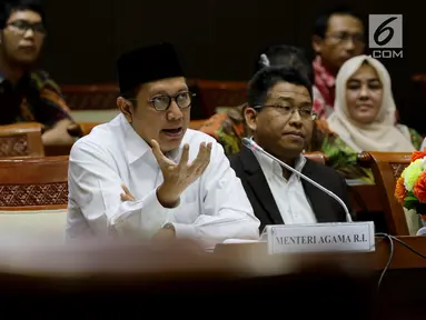 Menteri Agama Lukman Hakim Saifuddin menyampaikan keterangan dalam rapat kerja dengan Komisi VIII DPR di Senayan, Jakarta (24/5). Dalam rapat, Menteri Agama mengklarifikasi tentang daftar 200 mubaligh. (Liputan6.com/JohanTallo)
