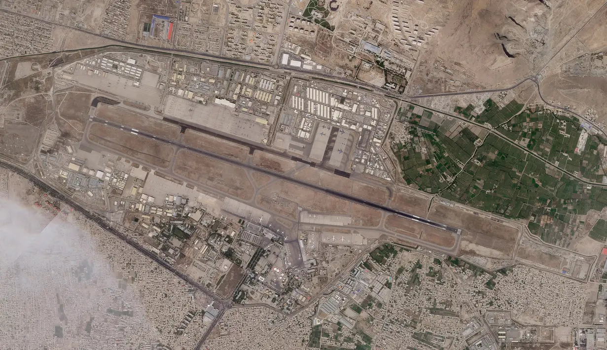 Foto satelit menunjukkan sisi militer Bandara Internasional Kabul, Selasa (17/8/2021).  Bandara internasional di Kabul dilanda kekacauan yang parah akibat ribuan warga memenuhi bandara tersebut untuk melarikan diri dari Taliban. (Planet Labs Inc. via AP)