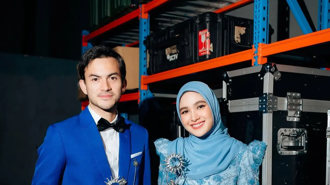 Gaya Serasi Serba Biru Cut Syifa dan Rizky Nazar, Raih Penghargaan 'Pasangan Karakter Sinetron Paling Ngetop'