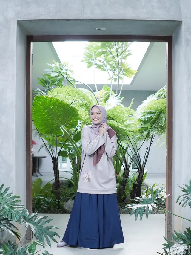 6 Gaya Hijab Dewi Sandra yang Tertutup, Jarang Unggah Foto Diri