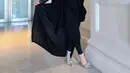 Cantiknya Syahrini dengan penampilan serba hitamnya. Di sini ia mengenakan sebuah dress dengan desain yang manis, dipadunya mengenakan manset hitam semi transparan, hijab hitam polos, dan high heels silver yang berkilauan. [Foto: Instagram/princessyahrini]