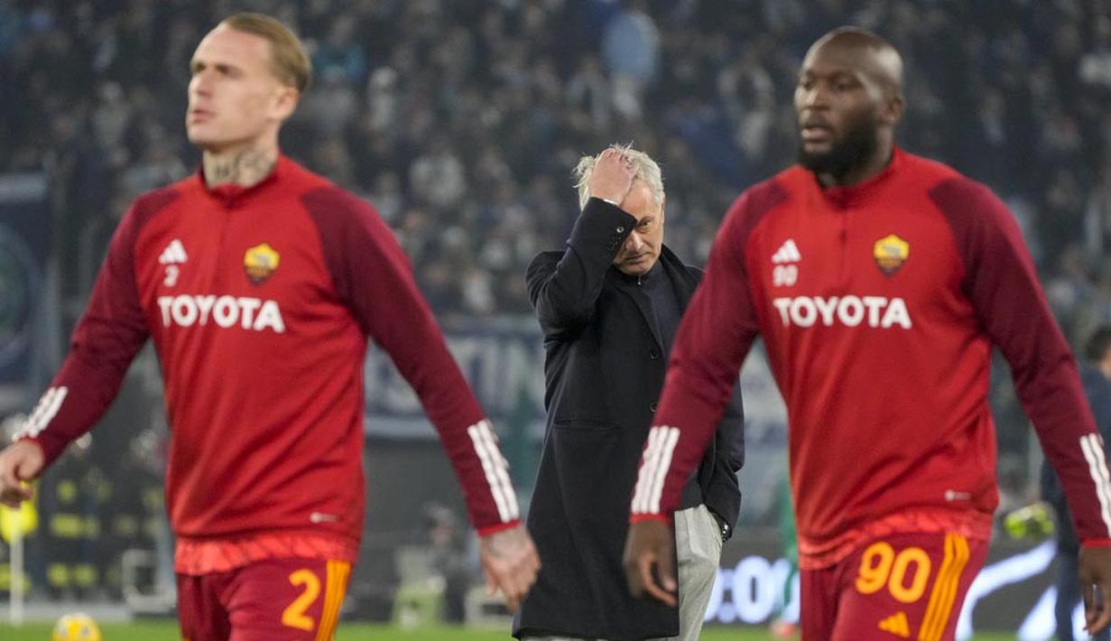 Pelatih AS Roma, Jose Mourinho, tampak kecewa setelah anak asuhnya ditaklukkan Lazio pada laga perempat final Coppa Italia 2023/2024 di Stadio Olimpico, Kamis (11/1/2024). (AP Photo/Gregorio Borgia)