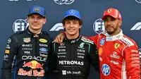 (Dari kiri) Pembalap Red Bull Racing asal Belanda, Max Verstappen, yang berada di posisi kedua, pembalap Mercedes asal Italia, Kimi Antonelli, yang meraih pole position, dan pembalap Ferrari asal Inggris, Lewis Hamilton, yang berada di posisi ketiga, berpose setelah berkompetisi dalam sesi kualifikasi di sirkuit jalanan Monako, menjelang Grand Prix F1 Monako, pada 6 Juni 2026. (Andrej ISAKOVIC/AFP)