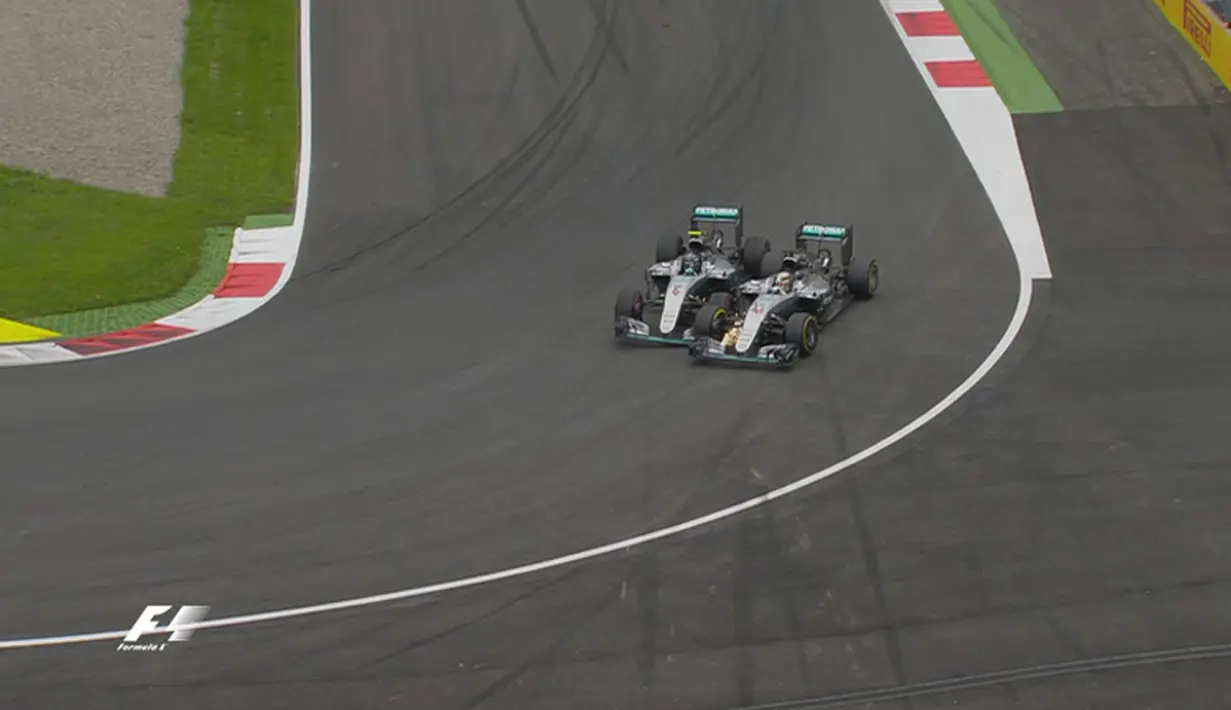 Dua pebalap Mercedes, Nico Rosberg dan Lewis Hamilton, bersaing ketat dan bersenggolan di lap terakhir balapan F1 GP Austria di Sirkuit Red Bull Ring, Austria, Minggu (3/7/2016). (Bola.com/Twitter/F1)