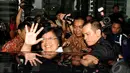 Menteri Kehutanan dan Lingkungan Hidup Siti Nurbaya melambaikan tangan kepada awak media usai berkunjung ke KPK,  Jakarta, Selasa (23/12/2014). (Liputan6.com/Miftahul Hayat)