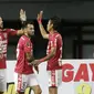 Para pemain Bali United merayakan gol yang dicetak oleh Melvin Platje ke gawang Mitra Kukar pada laga Piala Presiden 2019 di Stadion Patriot, Jawa Barat, Minggu (3/3). Bali United menang 3-0 atas Mitra Kukar. (Bola.com/M Iqbal Ichsan)