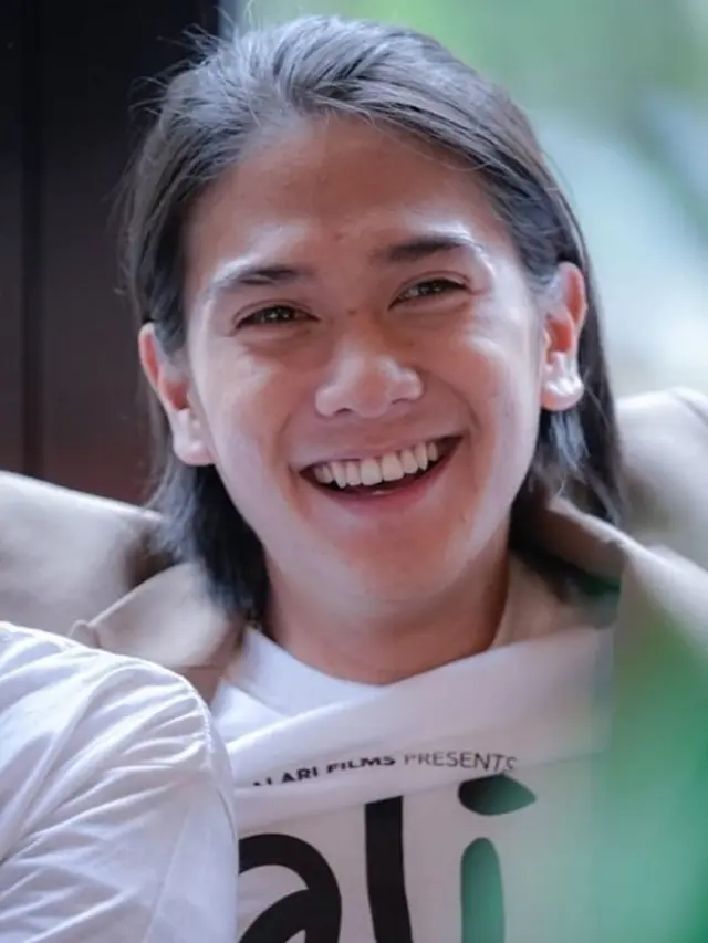 6 Potret Gaya Rambut Gondrong Iqbaal Ramadhan, Selalu Curi Perhatian
