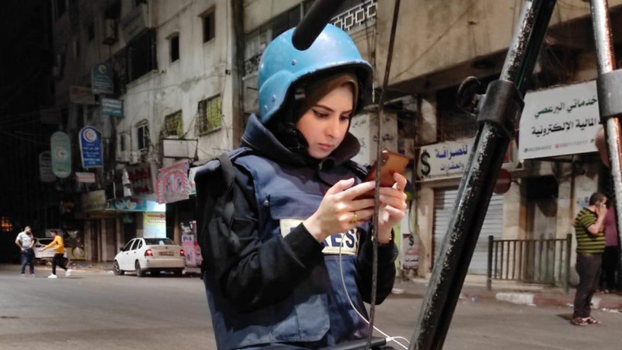 Selama liputan langsungnya, Ghalia Hamad selalu berhubungan dengan putrinya di rumah, untuk memeriksa kesejahteraan mereka (Ghalia Hamad)