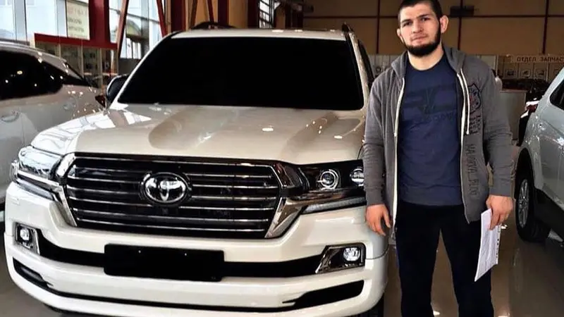 Adu Keren Mobil Khabib dan McGregor, Siapa Juaranya? (Carbuzz)