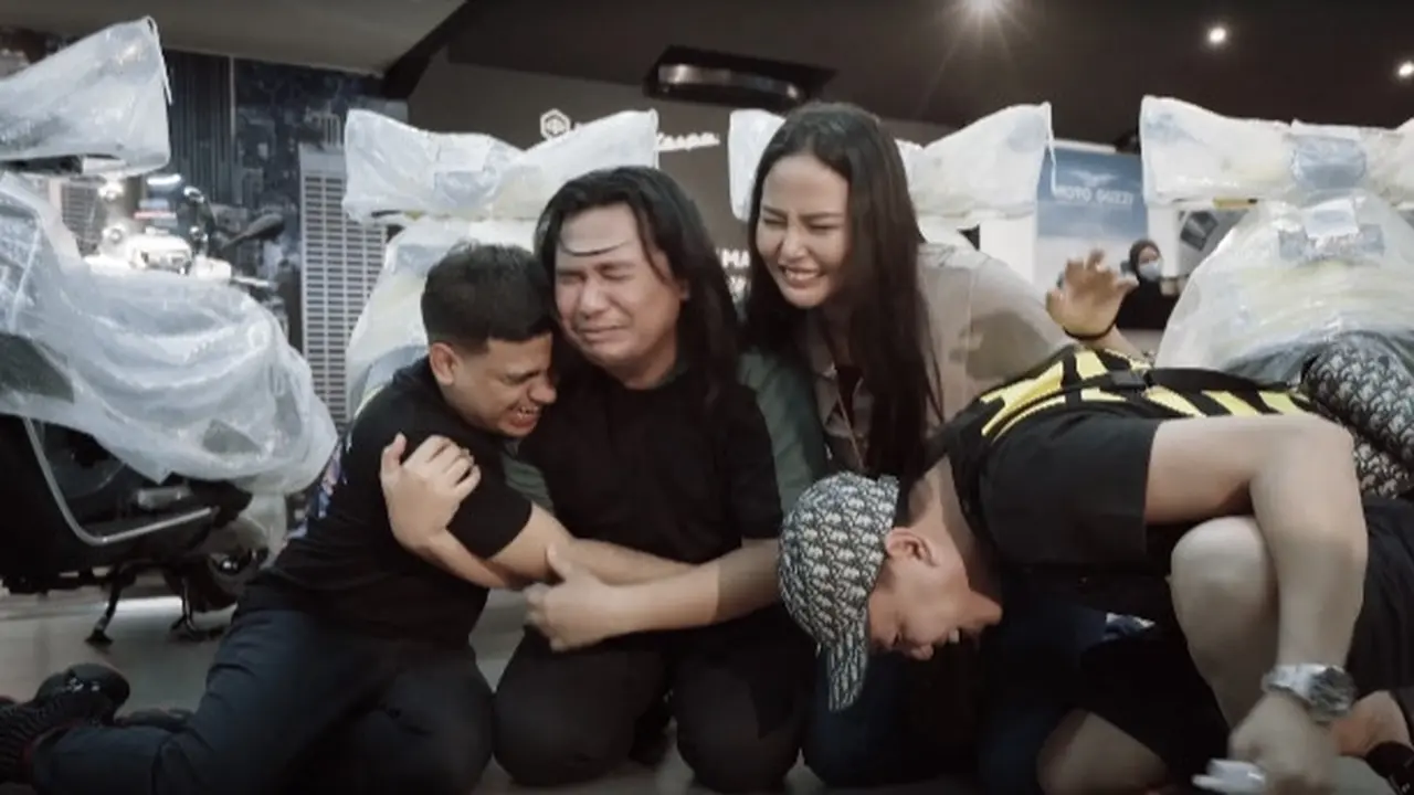 Keanu Agl, Dara Arafah, dan Fadil Jaidi mendapatkan hadiah Vespa