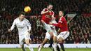  Pemain Swansea City, Gylfi Sigurdsson menyudndul bola melewati hadangan para pemain Manchester United pada lanjutan Liga Premier Inggris di Stadion Old Trafford, Sabtu (02/01/2016). Manchester United menang 2-1. (Reuters/Carl Recine)