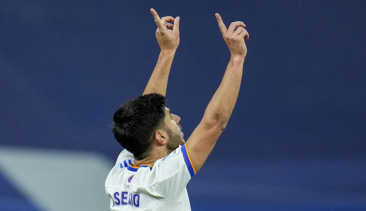 Menguasai jalannya pertandingan, Real Madrid justru baru unggul 1-0 di babak kedua pada menit ke-63. Gol dicetak Marco Asensio lewat sepakan melengkung yang tidak mampu dibendung kiper Alaves, Fernando Pacheco. (AP/Manu Fernandez)