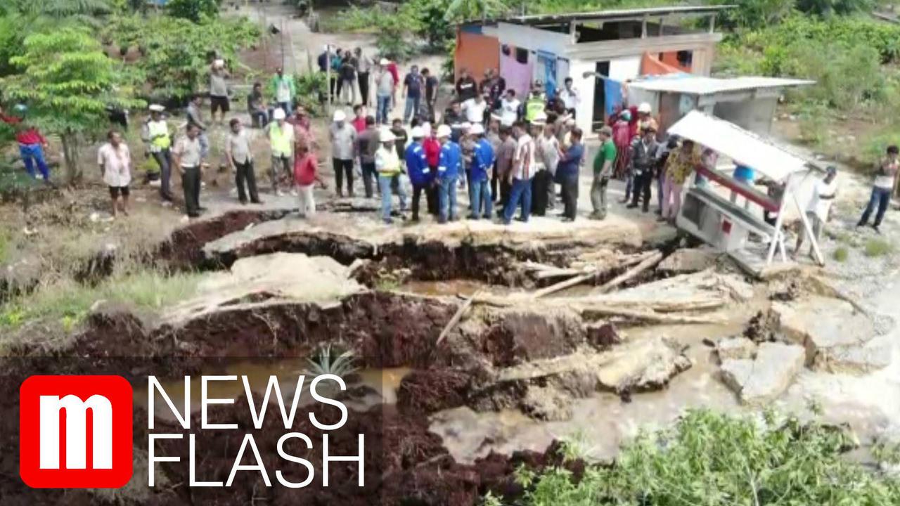 VIDEO: Sempat Dikira Tertimpa Meteor, Ini Penyebab Jalan Ambles di Riau