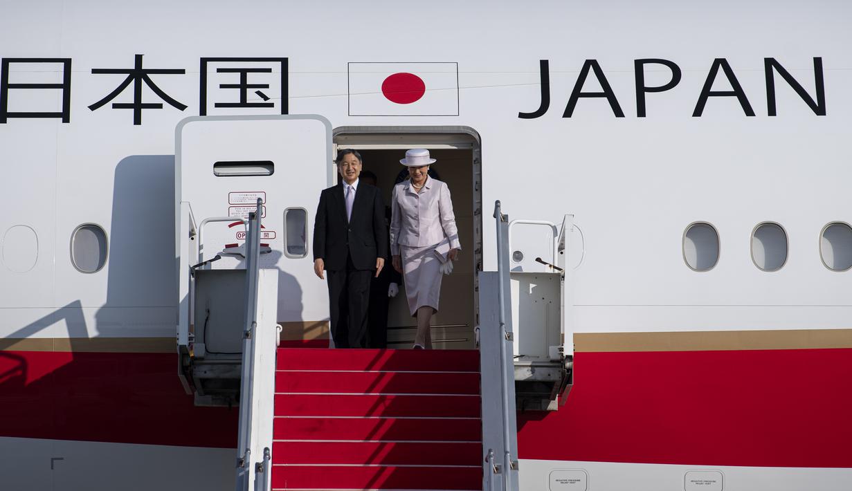 Kaisar Jepang Naruhito (kiri) bersama Permaisuri Masako menuruni tangga pesawat saat tiba di Bandara Soekarno Hatta, Tangerang, Banten, Sabtu (17/6/2023). (ANTARA FOTO/POOL/Sigid Kurniawan)