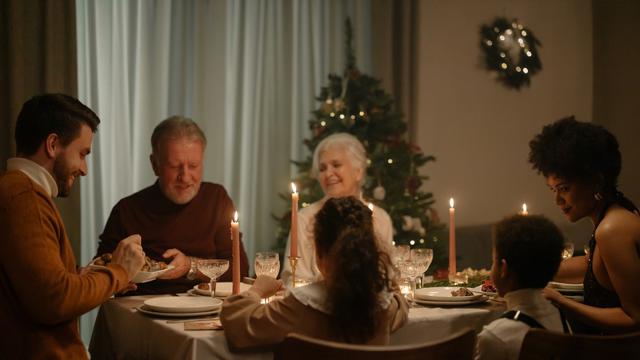 Ilustrasi malam Natal bersama keluarga