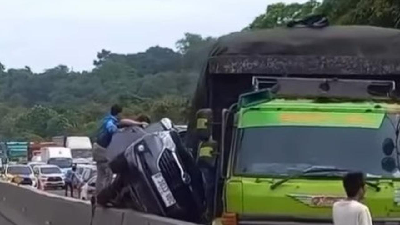 Truk Gencet Avanza di Tol Cipularang KM 80, Ini Kata Rifat Sungkar