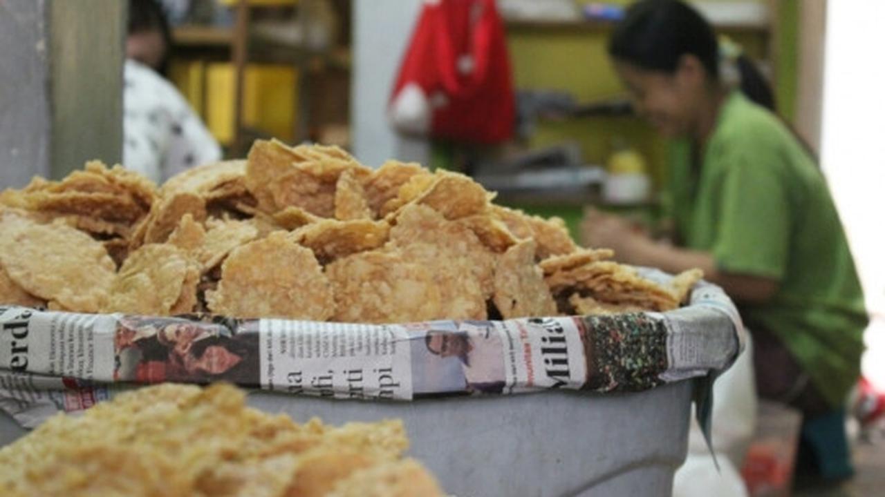 Rupiah anjlok, produsen keripik tempe khas Malang kurangi irisan