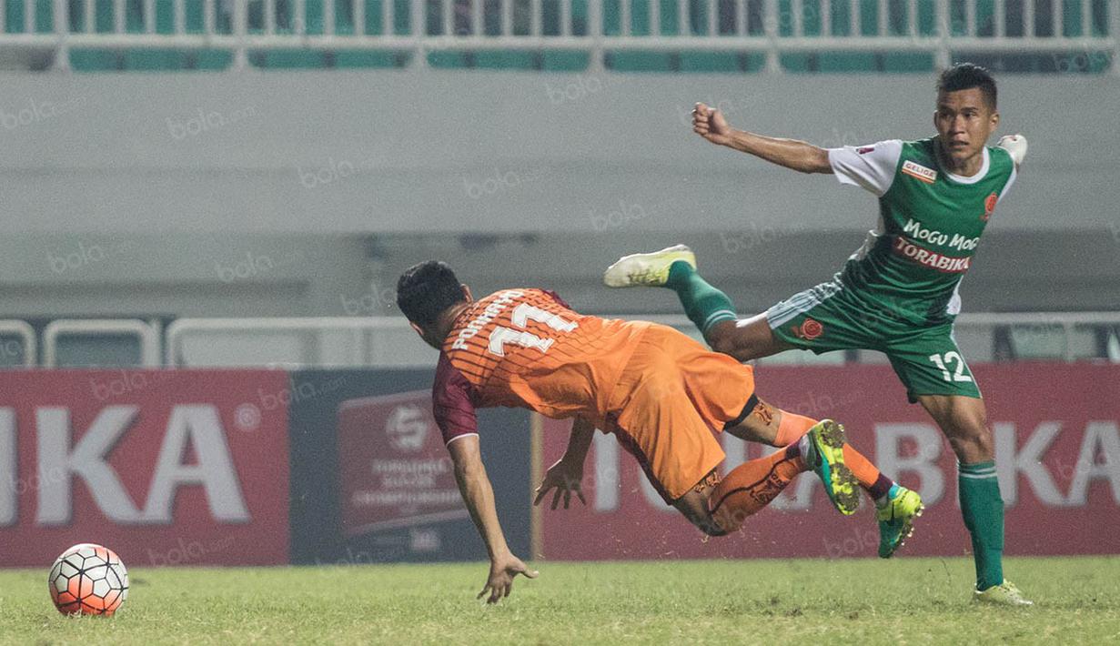Gelandang Borneo FC, Ponaryo Astaman, dijatuhkan pemain PS TNI, Erwin Ramdani. Pada laga ini wasit mengeluarkan empat kartu kuning untuk PS TNI sementara Borneo FC mendapat dua kartu kuning dan sebuah kartu merah. (Bola.com/Vitalis Yogi Trisna)
