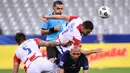 Gelandang Prancis, Steven Nzonzi, berebut bola dengan bek Kroasia, Duje Caleta-Car, pada laga UEFA Nations League di Stade de France, Prancis, Rabu (9/9/2020) dini hari WIB. Prancis menang 4-2 atas Kroasia. (AFP/Franck Fife)