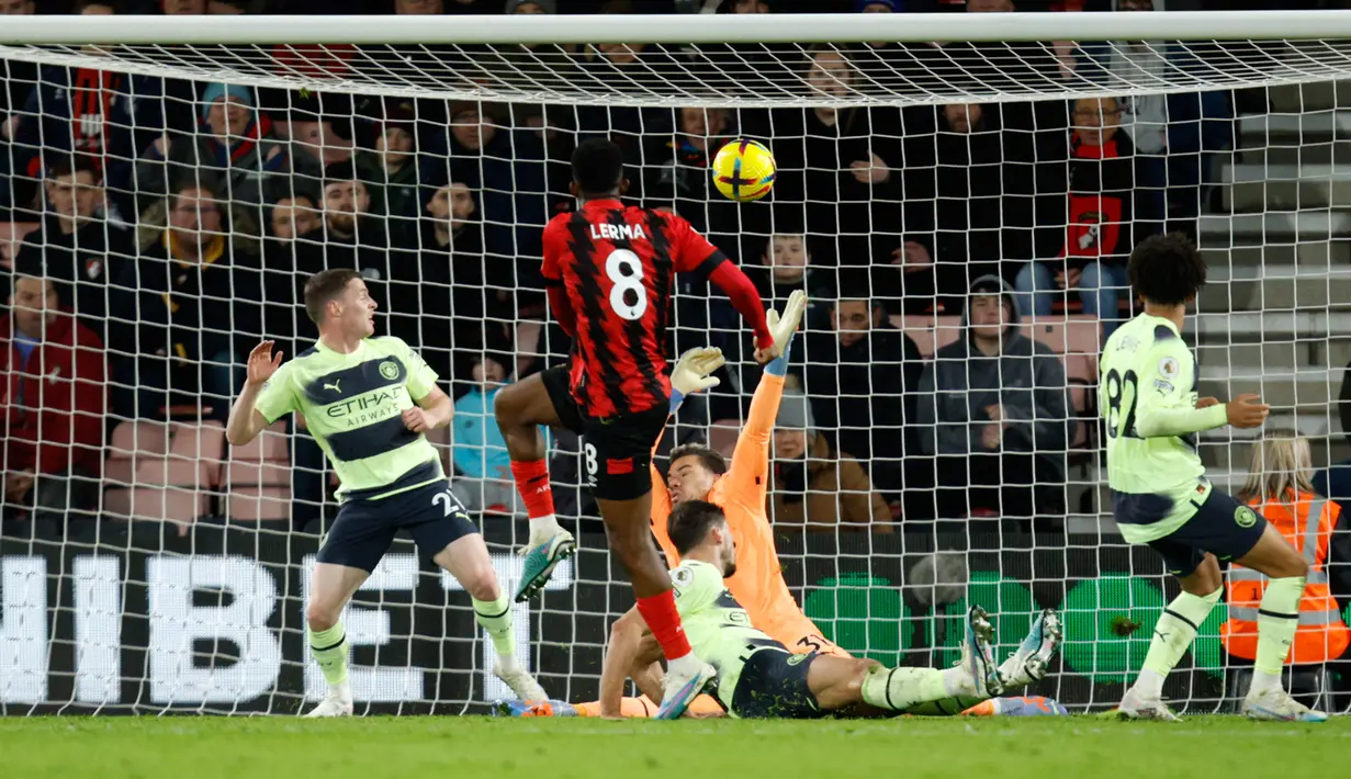 Pemain Bournemouth Jefferson Lerma (tengah) mencetak gol ke gawang Manchester City pada pertandingan sepak bola Liga Inggris di Vitality Stadium, Bournemouth, Inggris, 25 Februari 2023. Manchester City mengalahkan Bournemouth dengan skor 4-1. (AP Photo/David Cliff)