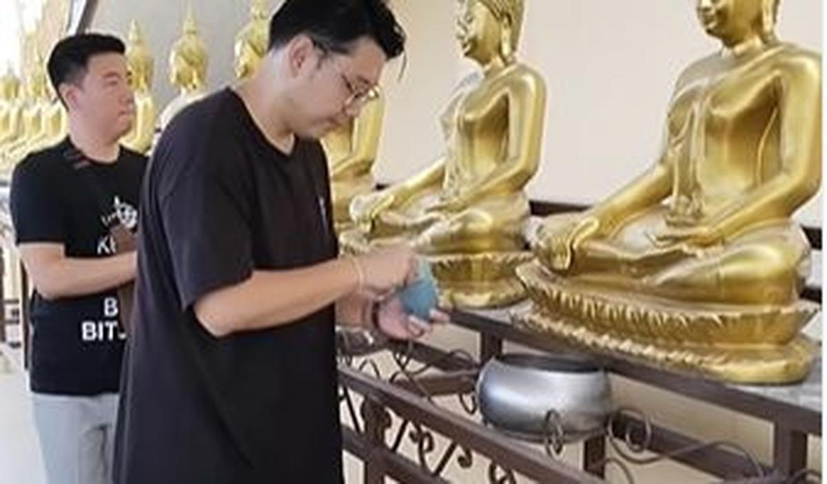 Mencoba Tradisi Ramal Memakai Uang Koin
