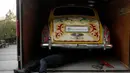 Seorang pria melihat bagian bawah Rolls-Royce limusin touring Phantom V milik John Lennon Museum Royal BC di Victoria, British Columbia (27/1/2020). Fitur pelengkap masih sama ketika mobil pertama kali dipesan. (Chad Hipolito/The Canadian Press via AP)
