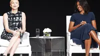 Aktris Charlize Theron dan Michelle Obama sepakat pendidikan bagi wanita itu penting. (Foto: People)