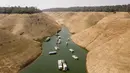 Rumah perahu terlihat di Danau Oroville yang surut di Oroville, California, Amerika Serikat, 5 September 2021. Danau Oroville saat ini hanya memiliki kapasitas air sebanyak 23 persen dan mengalami kekeringan ekstrem. (JOSH EDELSON/AFP)