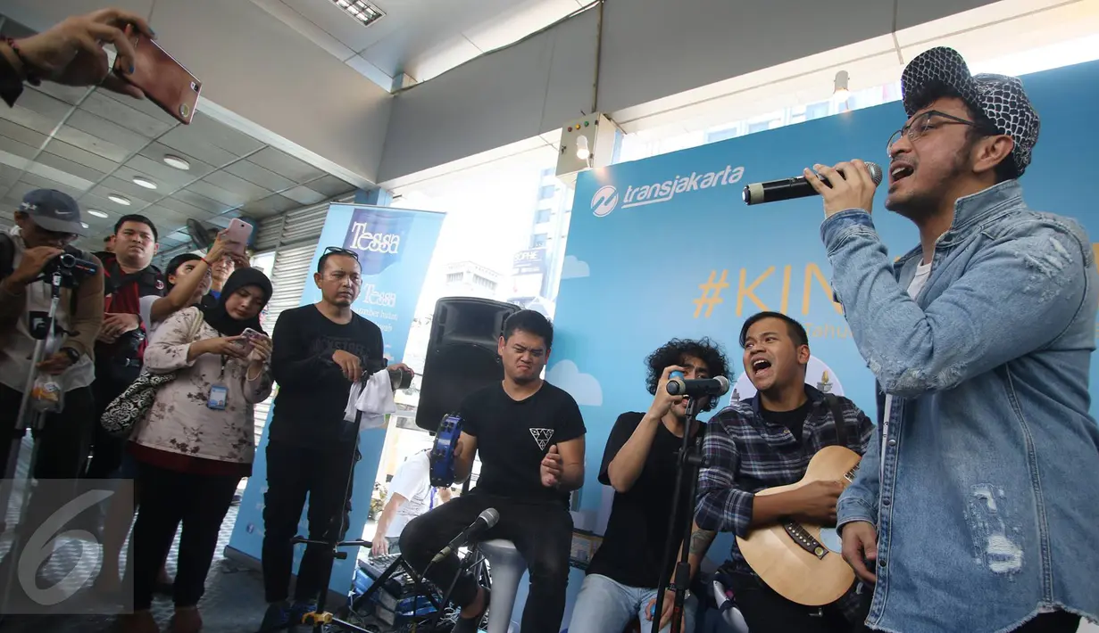 Grup musik Nidji tampil menghibur penumpang di Halte Transjakarta Sarinah, Thamrin, Jakarta Pusat, Senin (27/3). Acara tersebut diadakan dalam rangka memperingati ulang tahun ke-3 PT Transjakarta. (Liputan6.com/Immanuel Antonius)